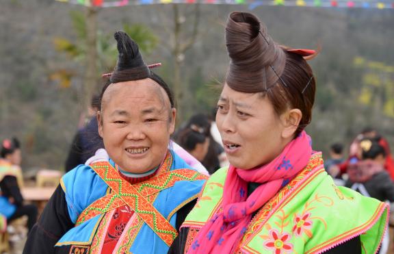 Trekking vers des femmes miao à chignon frontal au Guizhou occidental