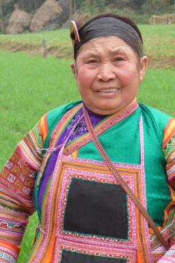 Trekking vers une femme miao du Guizhou occide,ntal dans la région de Pu'an
