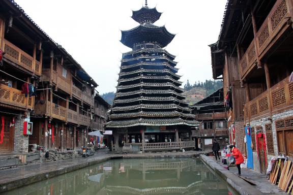 Randonnée vers une tour du tambour au village de Zengchong habité par les Dong au Guizhou