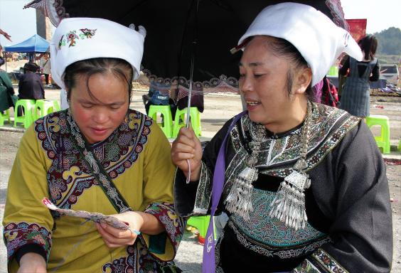 Randonnée vers des femmes shui à la fête Duan au Guizhou oriental
