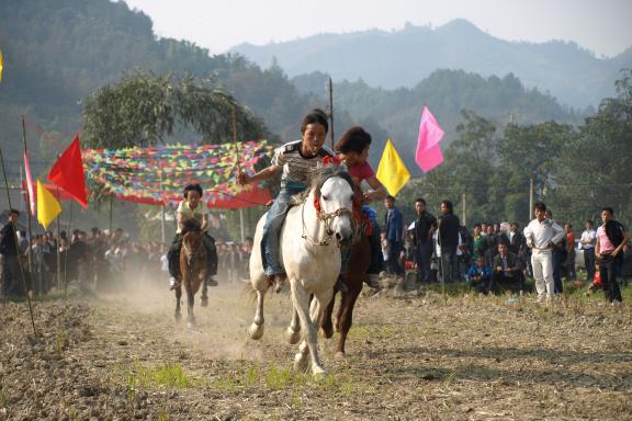 Trek vers une course de chevaux chez le peuple shui lors de la fête Duan au Guizhou