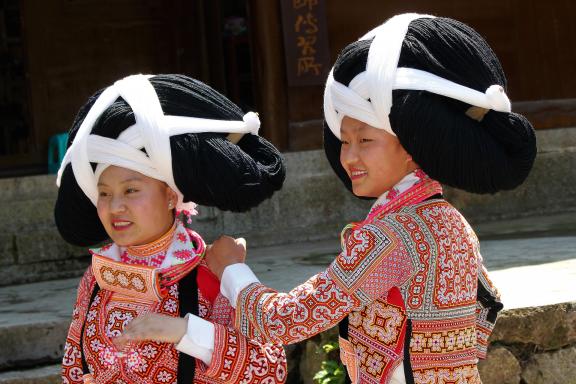 Rencontre de femmes miao à longues cornes au village de Longga