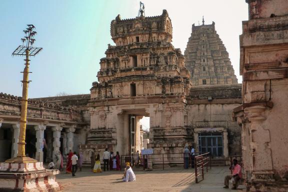 Randonnée vers l'entrée d'un temple hindou tamoul au Tamil Nadu