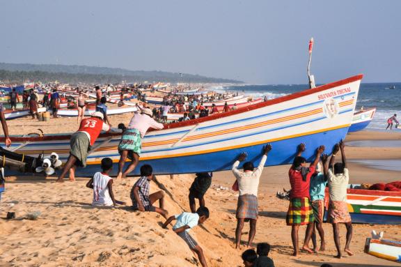 Rencontre de pêcheurs tamouls sur la plage au bord du golfe du Bengale