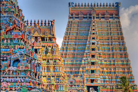 Randonnée vers un gopuram monumental à l'entrée d'un temple au Tamil Nadu