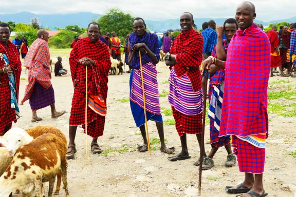 Trekking et peuple en habilles traditionnels au Kenya