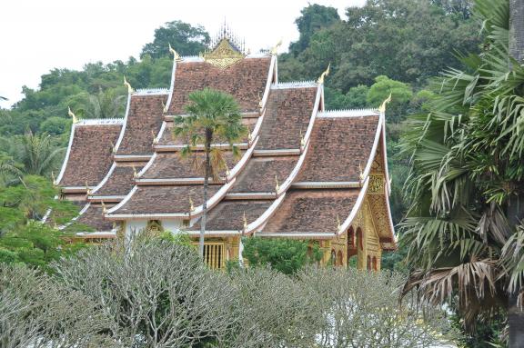 Trek vers une pagode à Luang Prabang dans l'enceinte du palais royal