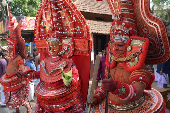 Rencontre de danseurs masqués lors d'un theyyam dans la région de Kannur