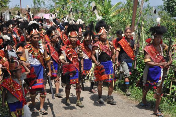 Randonnée vers des Naga Konyak au festival Aoeling au Nagaland