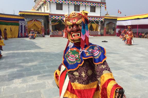 Rencontre avec un moine masqué bhoutanais lors d'une fête monastique à Bodhgaya