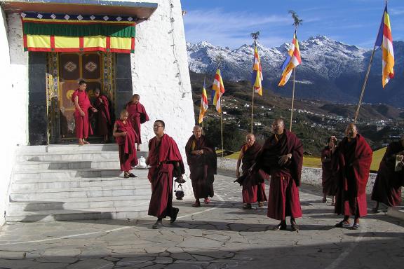 Randonnée vers des moines du monastère de Tawang en Arunachal Pradesh