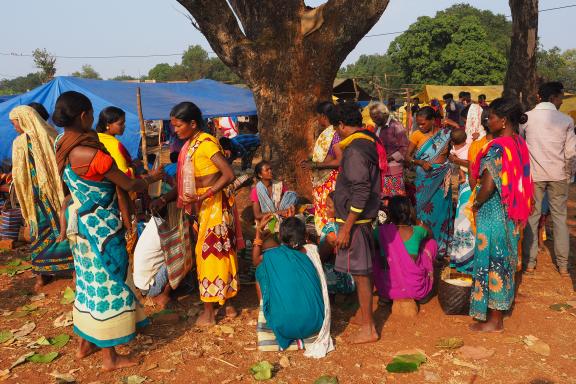 Trek avec des villageois ethniques se rendant à une fête en Orissa