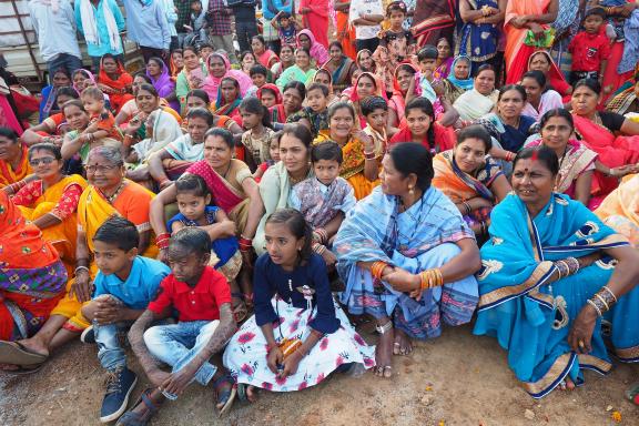 Immersion parmi les participants à une fête ethnique en Orissa