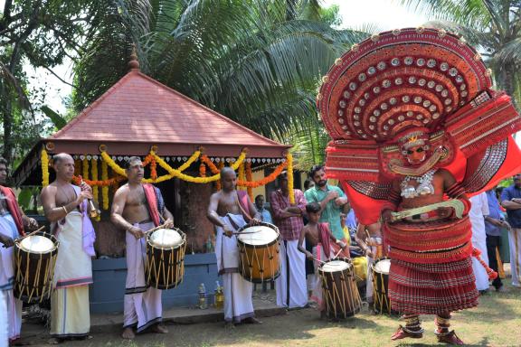 Trek vers des musiciens et une divinité lors d'un theyyam au nord du Kerala