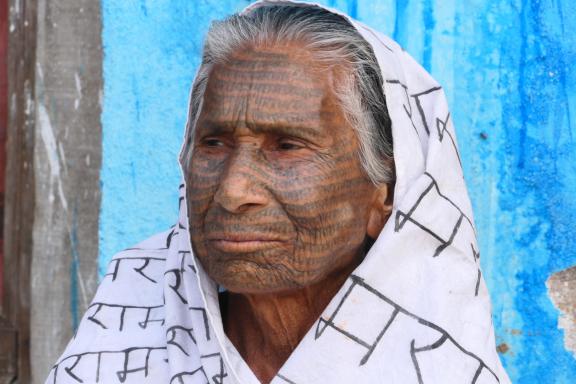 Voyage vers une femme appartenant à la communauté Ramnami au nord du Chhattisgarh