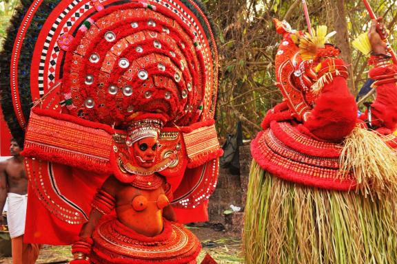 Rencontre de danseurs masqués lors d'un theyyam dans la région de Kannur