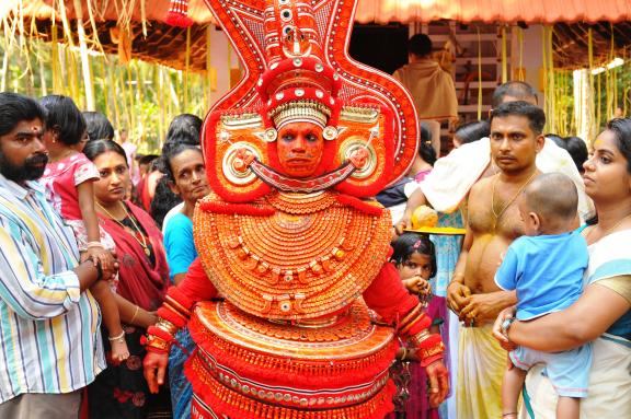 Immersion avec la divinité d'un Theyyam parmi les villageois au nord du Kerala
