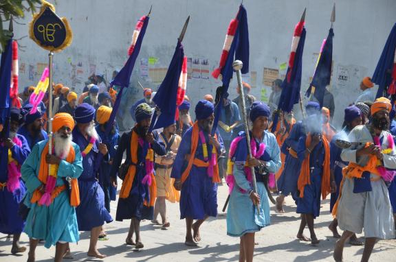 Rencontre avec des hommes sikh se rendant à la fête Hola Mohalla à Anandpur Sahib dans le Pendjab