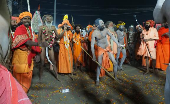 Immersion parmi les Naga sadhus à la fête de Maha Shivaratri au mont Girnar