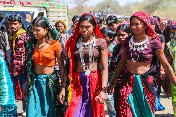 Randonnée avec des jeunes femmes se rendant à la foire annuelle au Gujarat