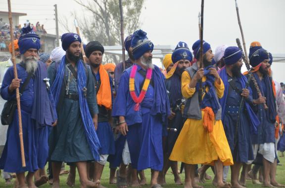 Randonnée avec des hommes sikh se rendant à la fête Hola Mohalla à Anandpur Sahib dans le Pendjab