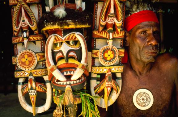 Rencontre avec un chef et son masque Malagan sur la côte orientale de l'île de Nouvelle-Irlande