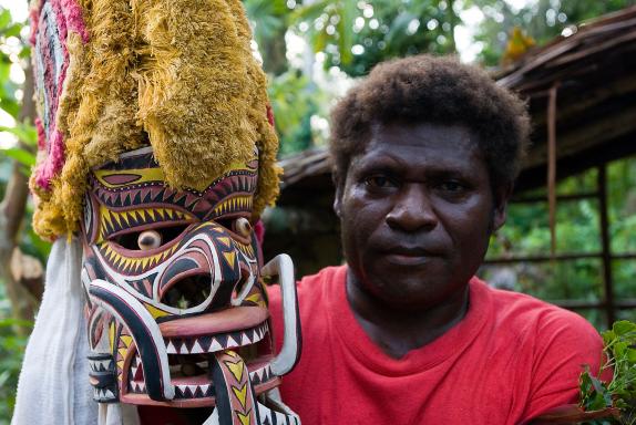 Rencontre avec un danseur papou et son masque Malagan sur l'île de Nouvelle-Irlande