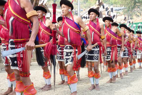 Randonnée vers des danseurs naga sema au Hornbill festival