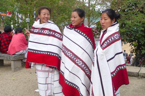 Rencontre de femmes naga angami au Hornbill festival