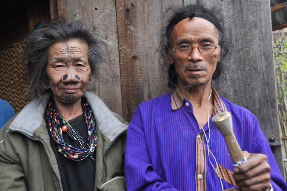 Rencontre avec un couple du peuple apatani au centre de l'Arunachal Pradesh