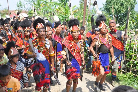 Trekking vers des Naga Konyak au festival Aoeling au dans la région de Mon