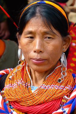 Rencontre avec une femme naga konyak dans la région de Mon