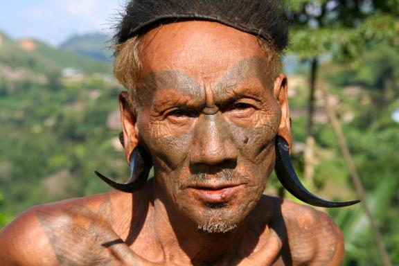 Trekking vers un homme naga konyak dans la région de Mon