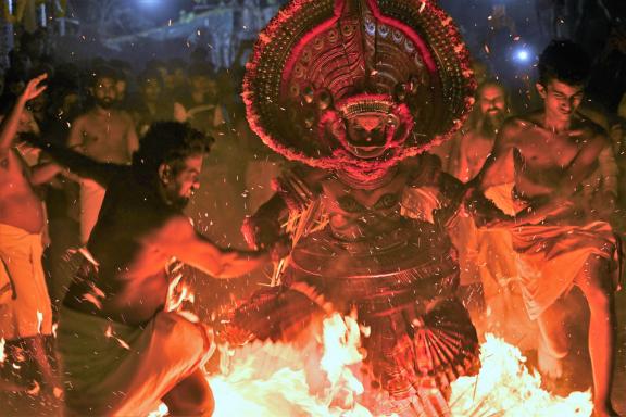 Trek vers un danseur de theyyam à travers le feu au nord du Kerala