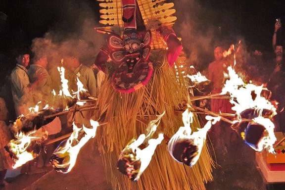 Randonnée vers un theyyam du feu au nord du Kerala