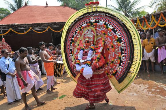 Immersion avec la divinité d'un Theyyam parmi les villageois au nord du Kerala