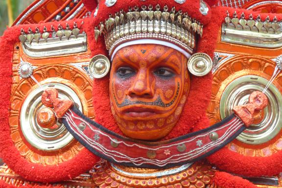 Trek vers un danseur de Theyyam grimé dans la région de Kannur