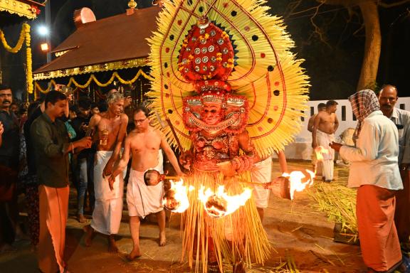 Trek vers un theyyam de nuit dans un village du nord Kerala