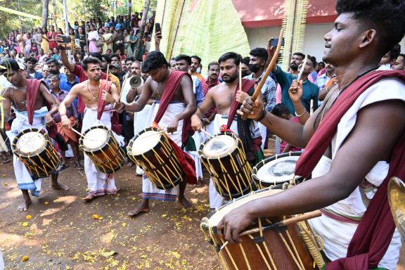 Rencontre avec des musiciens lors d'un rituel de theyyam au nord du Kerala