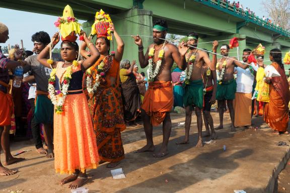 Trek avec des participants à la fête de Thaipusam au Tamil Nadu