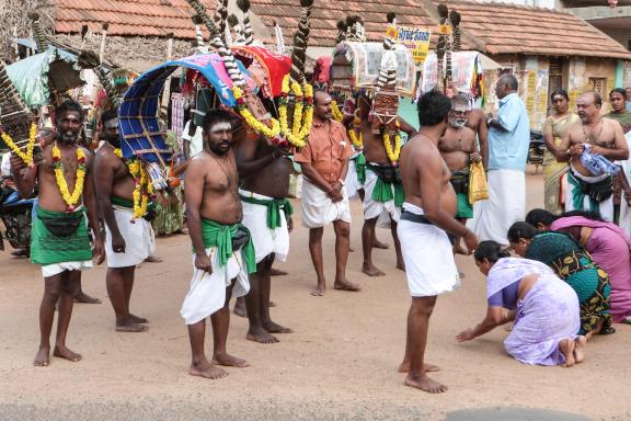 Randonnée avec des pèlerins en route vers la fête de Thaipusam dans la région de Palani