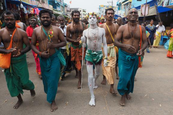 Trek avec des pèlerins tamouls en route vers le Thaipusam à Palani au Tamil Nadu