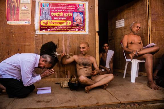 Rencontre d'un pèlerin béni par un homme saint jaïn à Sravanabelagola