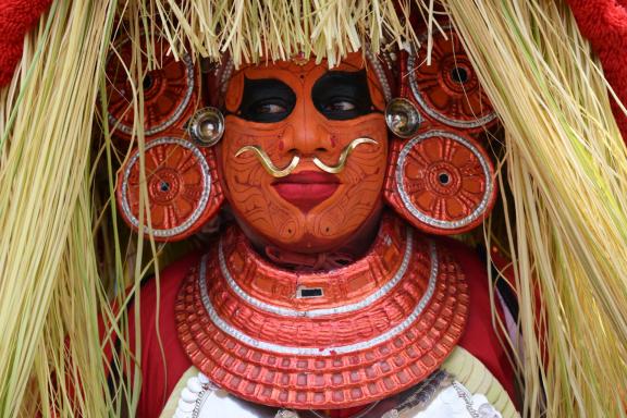 Rencontre avec une divinité à une cérémonie de theyyam au nord du Kerala