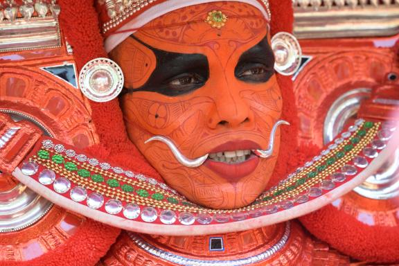 Découverte du visage d'une divinité incarnée lors d'un theyyam au Kerala
