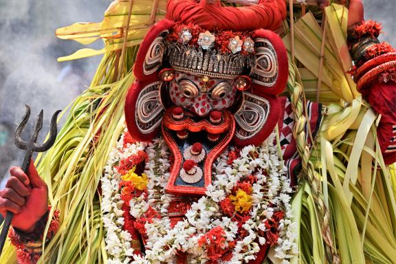 Rencontre avec une divinité lors d'une cérémonie de theyyam au nord du Kerala