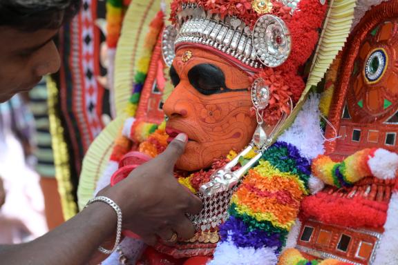 Rencontre avec un danseur de theyyam qui se prépare au nord du Kerala