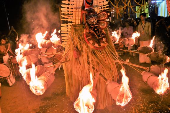 Voyage vers un theyyam avec du feu dans la nuit au nord du Kerala