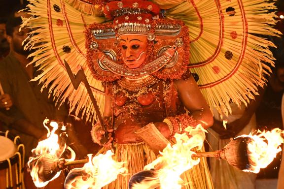 Rencontre avec une divinité du feu incarnée par un homme au nord du Kerala