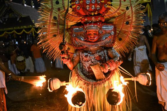 Découverte d'un rituel de theyyam dans la nuit au nord du Kerala